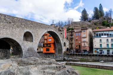 Girona, İspanya - 29 Mart 2024. Ter Nehri, antik taş köprüsü ile ortaçağ köyü Camprodon 'dan geçer. Girona, İspanya