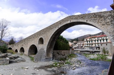 Girona, İspanya - 29 Mart 2024. Ter Nehri, antik taş köprüsü ile ortaçağ köyü Camprodon 'dan geçer. Girona, İspanya