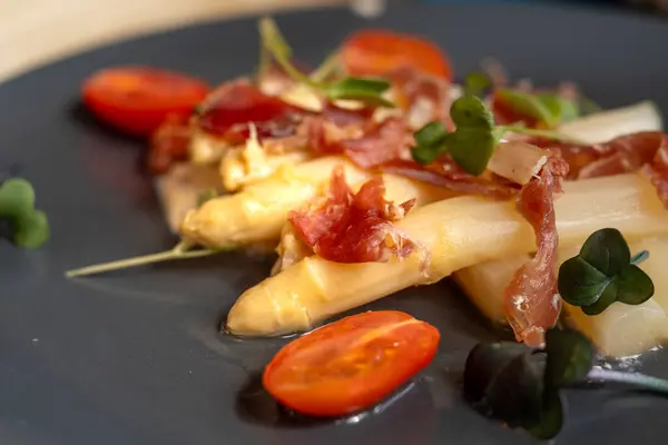 플레이트에 아스파라거스의 요리는 장식으로 덮여있다 스페인 스톡 이미지