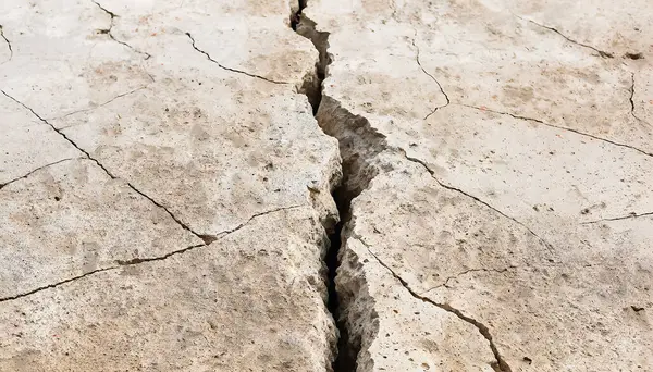 Deprem sonrası kaldırım çatlakları doğal güçleri ortaya çıkarır.