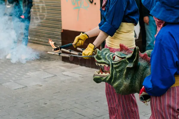 Kordonlar Ateşli Dans: Geleneksel Katalan Festivali 'nde Bir Ejderha Soluyan Havai fişekler.