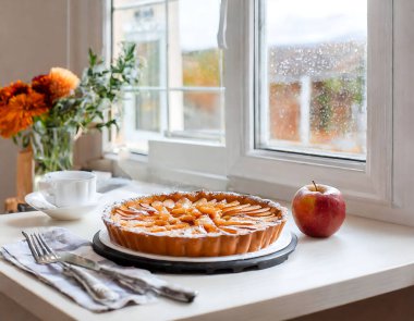 Kırsal Ayarlarda Altın Karamelleştirilmiş Elmalı Tarte Tatin