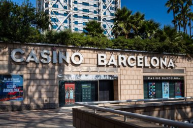 Barselona, İspanya-17 Ağustos 2024. Barcelona Kumarhanesi, giriş, Hotel Arts 'ın altı. Barcelona Olimpiyat limanı..