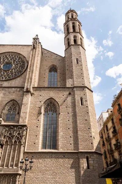 Santa Maria del Mar Bazilikası, Barselona, İspanya, Gotik mimari tarzını ve tarihsel önemini gözler önüne seriyor.