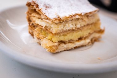 Beyaz Tabak Üzerine Katmanlı Mille-Feuille Pastasının Yakın Görüntüsü