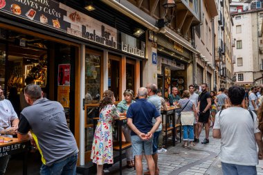 Logroo, İspanya - 29 Ağustos 2024 - Yerel halk ve turistler ünlü Laurel Caddesi, Logrono, İspanya.