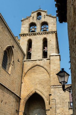 Puerta de San Juan şehir kapısı ve Laguardia, Rioja Alavesa, İspanya 'daki St. John Kilisesi' nin çan kulesi.