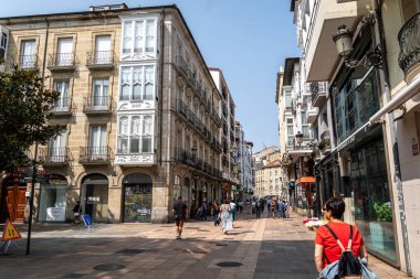 Vitoria Gasteiz, İspanya-21 Eylül 2024. İspanya Vitoria 'da bir alışveriş caddesi boyunca yürüyen insanlar.