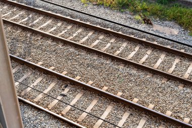 Demiryolu hattının kuş bakışı görüntüsü doğrusal perspektifi vurguluyor ve önümüzde sonsuz bir yolculuk var gibi görünüyor.