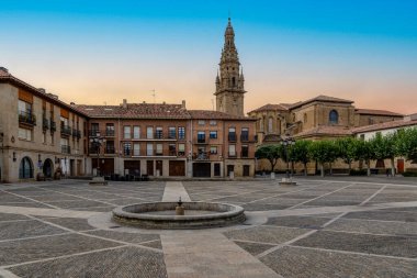 Katedralin çan kulesiyle Plaza de Espaa, Santo Domingo de la Calzada, la rioja, İspanya.