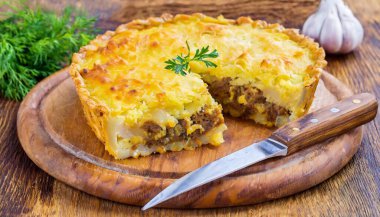 Classic Shepherd 's Pie with Ground Meat, Bezelye ve Havuç Kremalı Patates Püresi