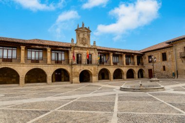 Santo Domingo de la calzada belediyesinde İspanya ve Avrupa bayrakları sergileniyor.