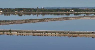 Aigues Mortes 'deki tuzlu bataklıklar, Camargue, Fransa' daki Occitan