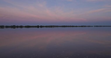 Aigues Mortes ve bataklıklar üzerinde gün batımı, Fransa 'da Kamp.