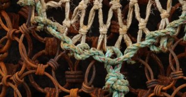 Courseulles sur Mer limanındaki bir balıkçı teknesinin teçhizatı..