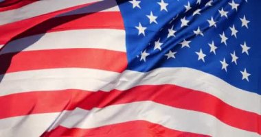 Ulusal Amerikan bayrağı rüzgarda dalgalanıyor..