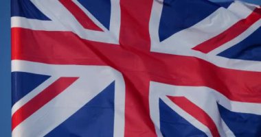 Ulusal İngiliz bayrağı rüzgarda dalgalanıyor.