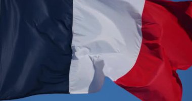 Rüzgarda dalgalanan Fransız ulusal bayrağı.