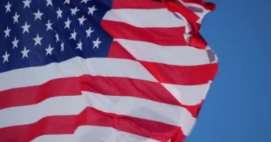 Ulusal Amerikan bayrağı rüzgarda dalgalanıyor..
