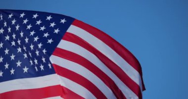 Ulusal Amerikan bayrağı rüzgarda dalgalanıyor..