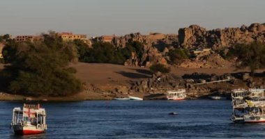 Nil Nehri 'ndeki turist tekneleri, Aswan, Mısır.