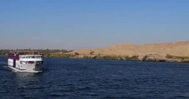 Mısır 'ın yukarısında, Luxor ve Aswan arasında Nil nehri üzerinde seyir gemileri..