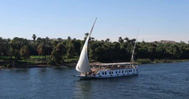 Mısır 'ın yukarısında, Luxor ve Aswan arasında Nil nehri üzerinde seyir gemileri..