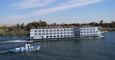Mısır 'ın yukarısında, Luxor ve Aswan arasında Nil nehri üzerinde seyir gemileri..