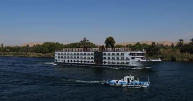 Mısır 'ın yukarısında, Luxor ve Aswan arasında Nil nehri üzerinde seyir gemileri..