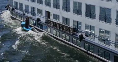 Mısır 'ın yukarısında, Luxor ve Aswan arasında Nil nehri üzerinde seyir gemileri..