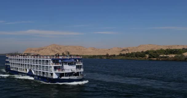 埃及北部卢克索和阿斯旺之间尼罗河上的游轮 — 图库视频影像