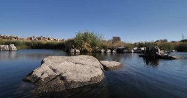 Mısır 'ın yukarısında, Aswan yakınlarındaki Nil Nehri.