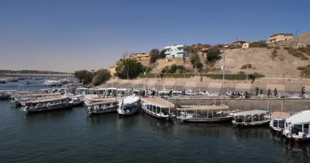 Човни Очікуванні Взяти Туристів Храм Філа Озеро Нассер Асуан Єгипет — стокове відео