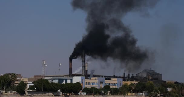 Smoke Billows Chimneys Stacks Sugar Refinery Which Sits Bank River — Vídeo de Stock