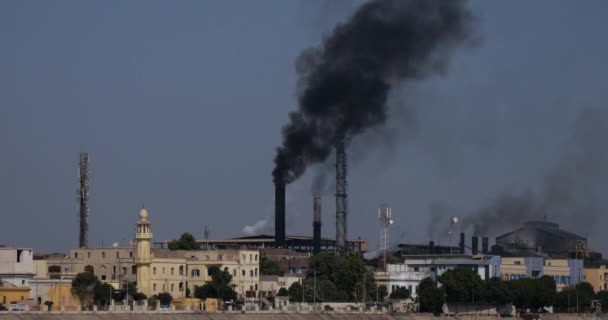 エジプトのルクソールのナイル川の南岸に位置する砂糖精製所の煙突スタックからの煙の法案 — ストック動画
