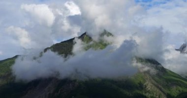 Luz Saint Sauveur, Hautes Pyrenees, Occitania, Fransa üzerindeki bulutlar ve binalar