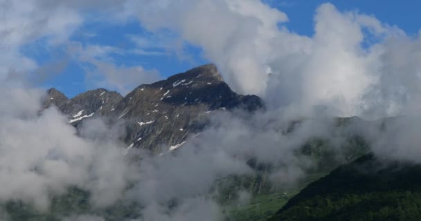 Wolken Bergen Boven Luz Saint Sauveur Hautes Pyrenees Occitanië Frankrijk — Stockvideo