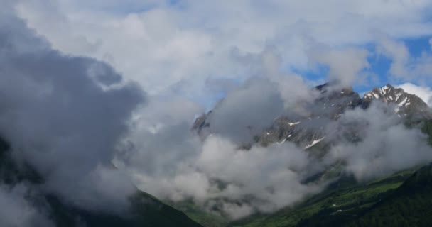 Felhők Hegyek Luz Saint Sauveur Hautes Pireneusok Felett Occitania Franciaország — Stock videók