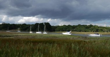 Beaulieu Nehri 'nde yelkenli tekneleri, New Forest, Hampshire, İngiltere