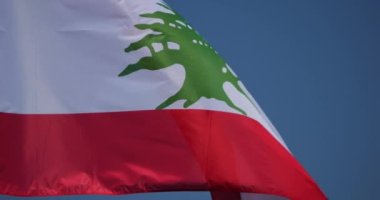 Lübnan bayrağı rüzgarda savruluyor