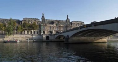 Pont du Atlıkarınca ve Louvre Müzesi binası, Seine nehrinin kıyısında, Paris, Fransa