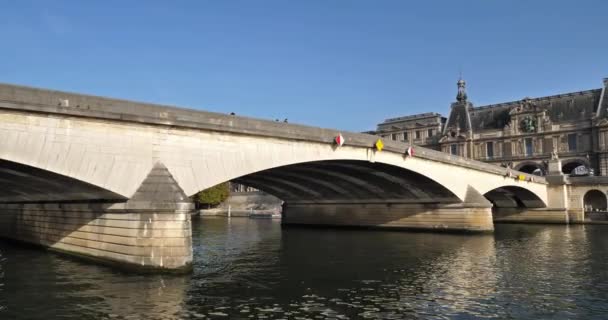 位于法国巴黎塞纳河畔的卡鲁塞尔桥和卢浮宫 — 图库视频影像