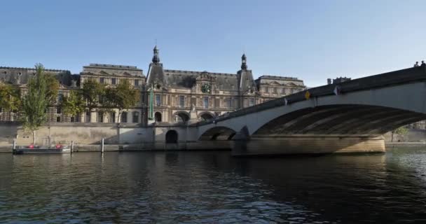 Пон Карусель Здание Музея Лувра Берег Сены Париж Франция — стоковое видео