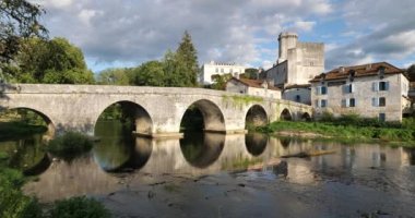 Bourdeilles ve Dronne Nehri, Dordogne Bölümü, Fransa.