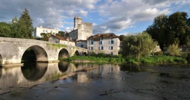 Bourdeilles ve Dronne Nehri, Dordogne Bölümü, Fransa.