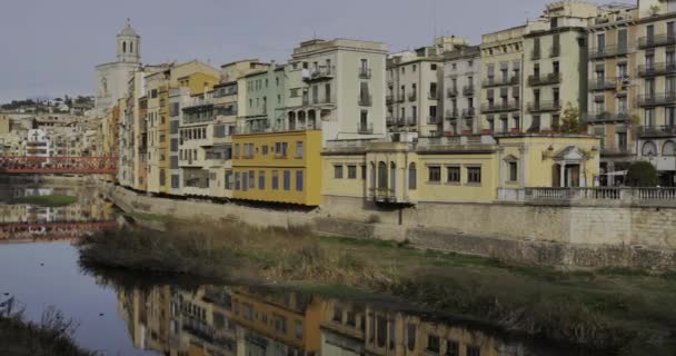 Girona Wzdłuż Rzeki Onyar Katalonia Hiszpania — Wideo stockowe