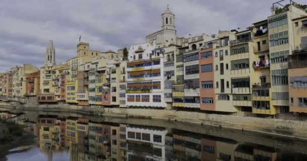 Girona Wzdłuż Rzeki Onyar Katalonia Hiszpania — Wideo stockowe