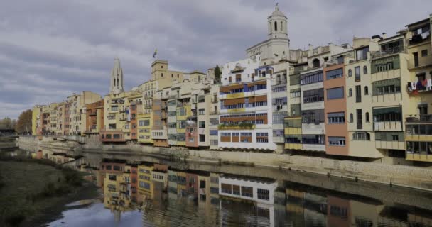 西班牙加泰罗尼亚Onyar河沿岸的Girona — 图库视频影像