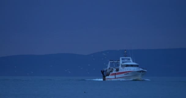 Vissersboot Die Bij Zonsondergang Terugkeert Naar Haven Frankrijk — Stockvideo