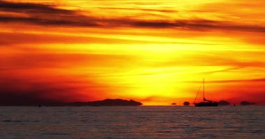 Günbatımında yatla Akdeniz 'e açılacağız. Grau du Roi, Gard Departmanı, Fransa